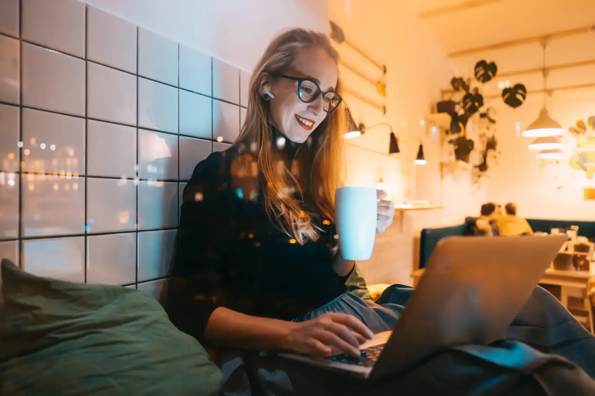 mujer trabaja con portatil